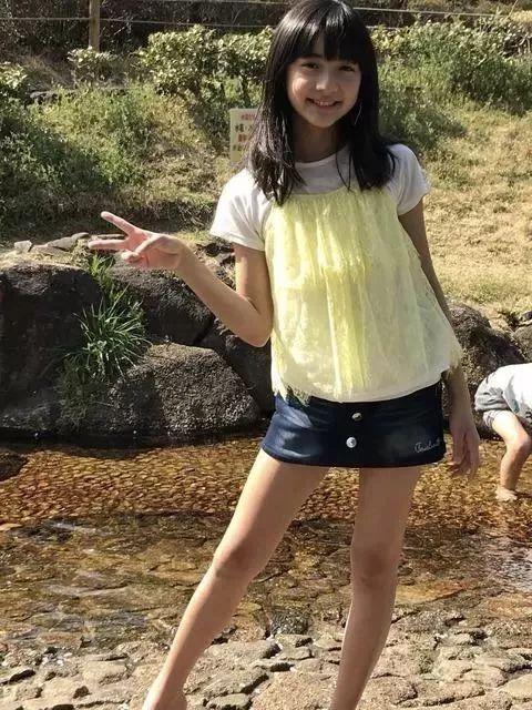 女孩穿裤袜视频,女孩时尚穿搭瞬间捕捉